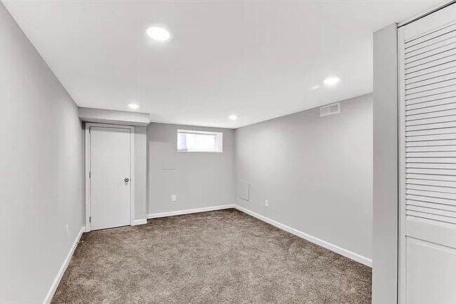 Building Photo - 313 S Newkirk St