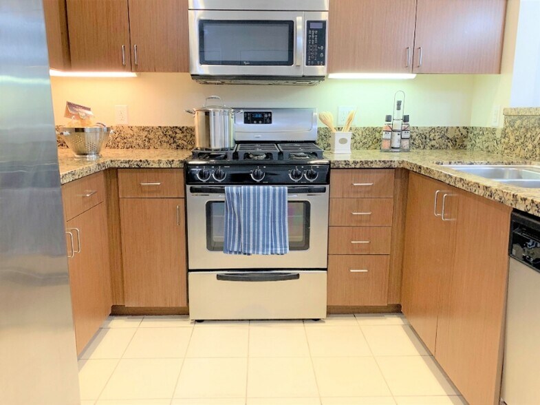 Building Photo - 844 Fedora St