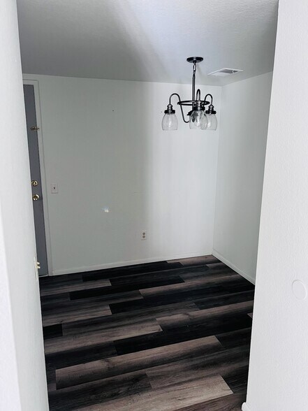 Building Photo - 1213 W Cypress Ave
