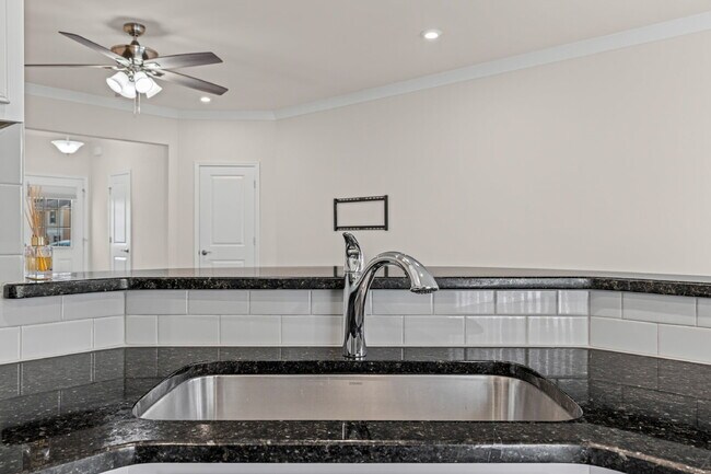 Building Photo - "3-Bed Townhouse Retreat on Elders Story R...