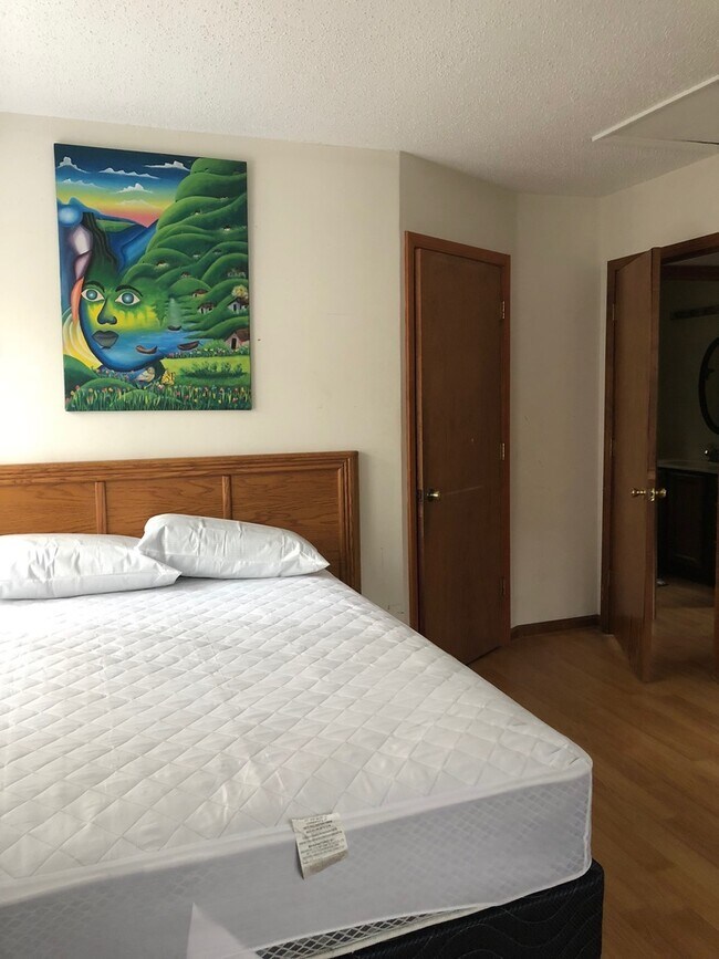 Building Photo - **SCHOOL YEAR RENTAL-TWO STUDENT MAX** AVAILABLE MID-AUGUST TO MID-MAY