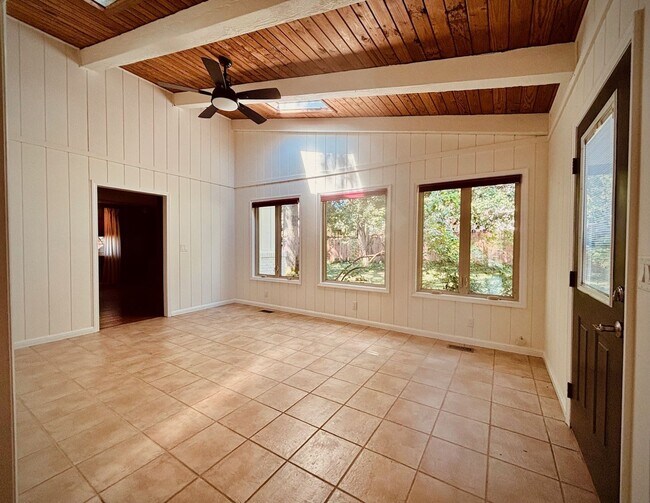 Building Photo - Available now-  4 Bedroom house in O'Fallo...