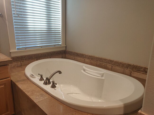 Building Photo - Stunning 4x2 with all bedrooms on the main...