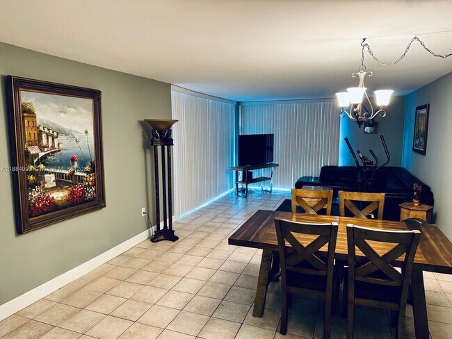 Building Photo - 3701 N Country Club Dr