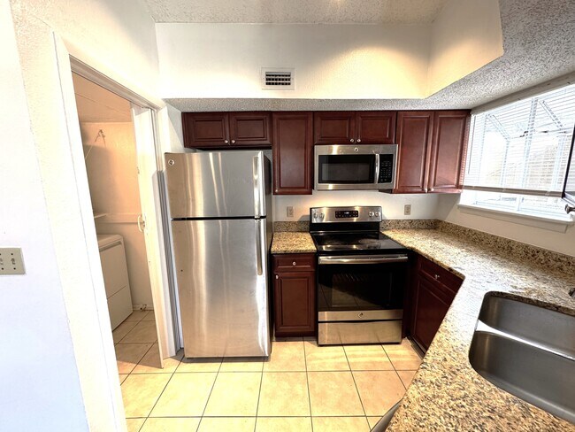 Building Photo - 1948 Lake Atriums Cir