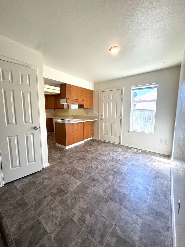 Building Photo - 1126 S Fern St