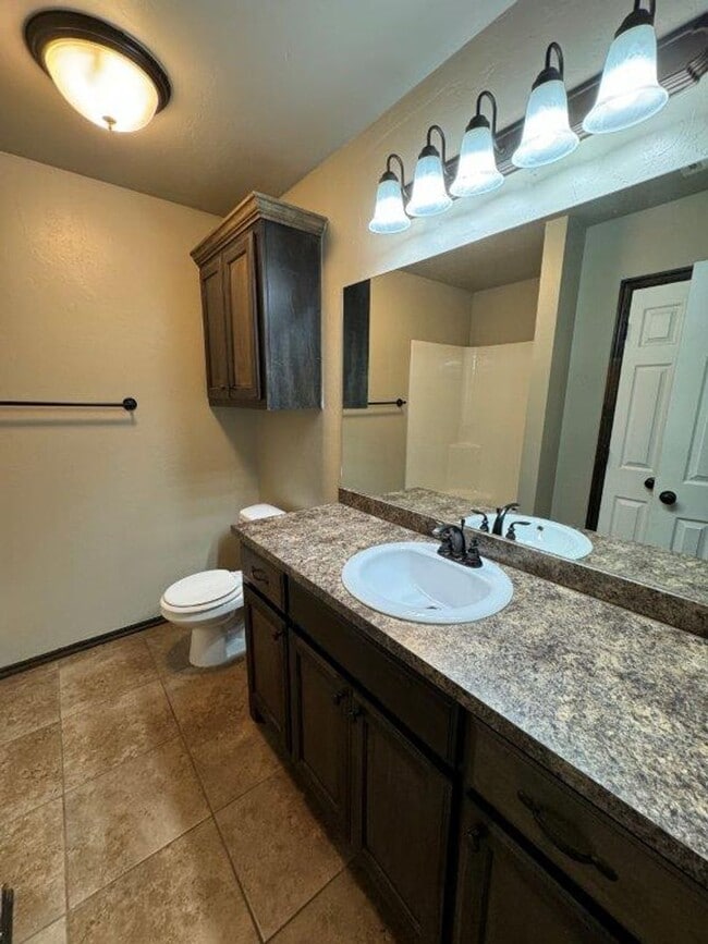 Building Photo - 3 bed 2 bath duplex in Chickasha! Ready fo...