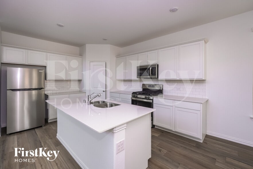 Building Photo - 10049 Elkhorn Dr