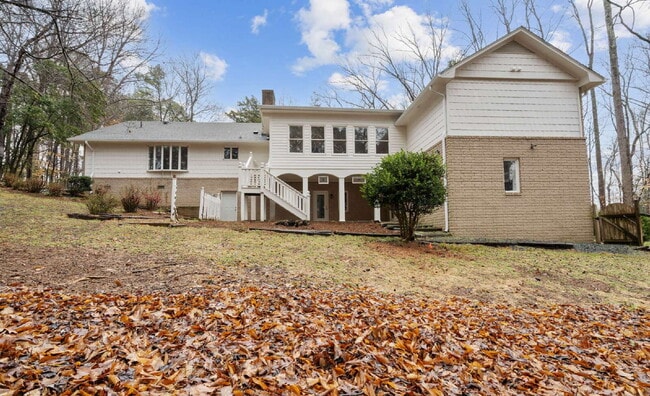 Building Photo - Spacious and Unique 5-Bedroom Home in Chapel Hill!