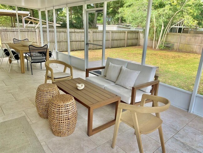 Building Photo - Nice 3 bedroom 2 bath with screened-in lan...