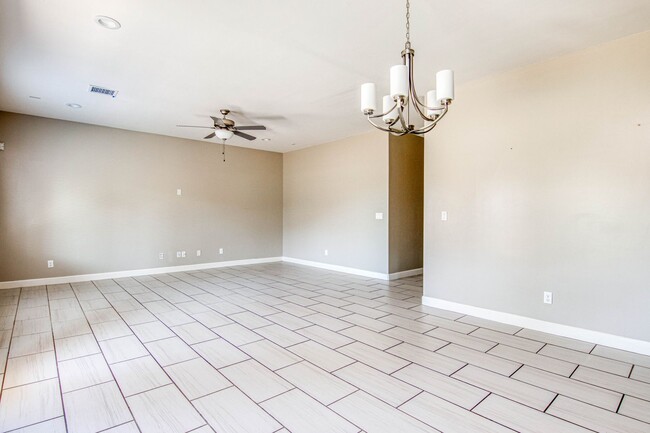 Building Photo - Eastside Beautiful 3 bed/2 baths