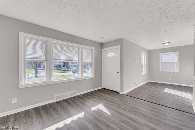 Building Photo - 2521 Greenvale Rd