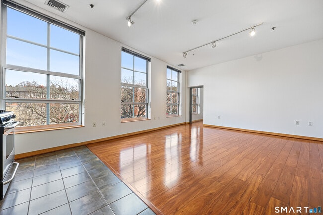 Building Photo - 10 Ann St