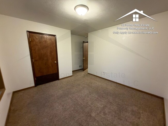 Building Photo - Sabre Circle 497–499 Duplex