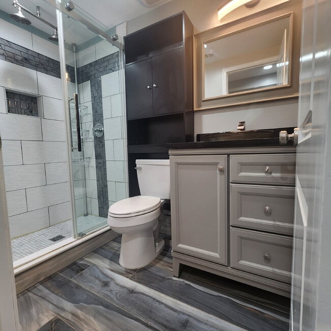 Building Photo - "Charming 2-Bed Basement Apartment with Hardwood Floors in Clinton, MD!"