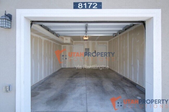 Building Photo - 8172 Broken Spoke Ln