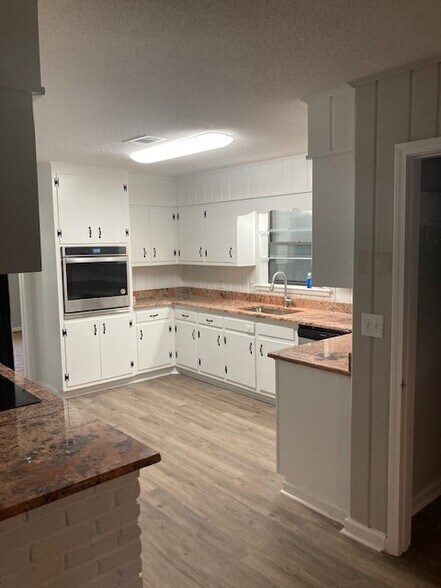 Building Photo - 151 Country Club Dr