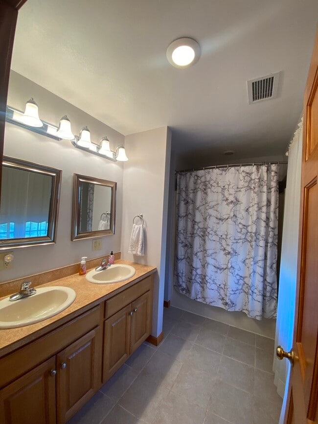 Building Photo - Gorgeous 3 bedroom 2.5 bath with one stall detached garage and fenced in backyard for rent!