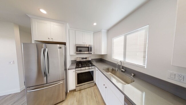 Building Photo - 7BD/3BA, Great Backyard w/ POOL!!! (Lease ...