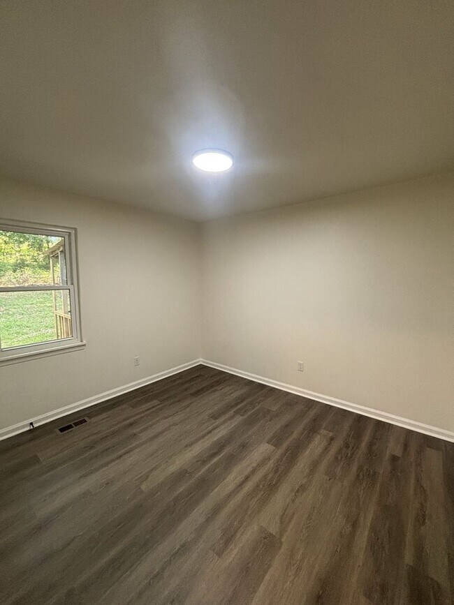 Building Photo - Fully Remodeled 3 Bed 2 bath