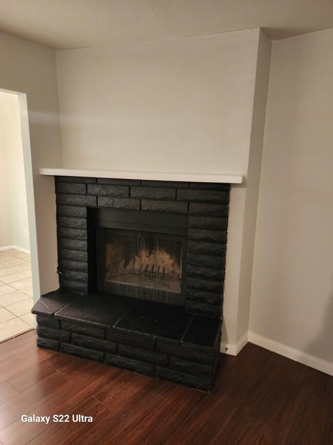 Building Photo - 2 Bedroom 1 Bathroom Apartment with 1 Car ...