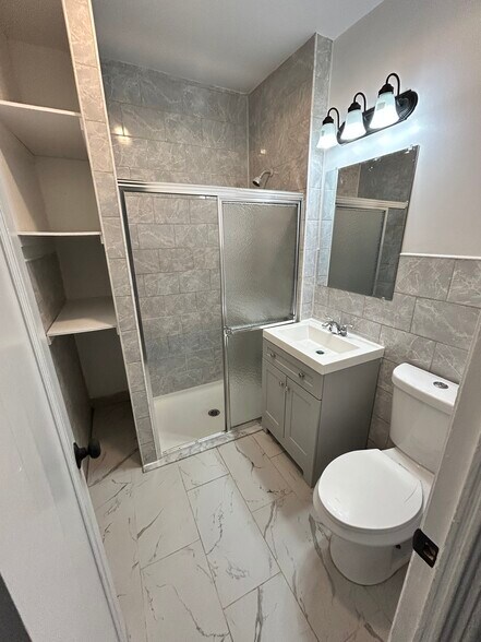 Full Bath - 607 E 17th St