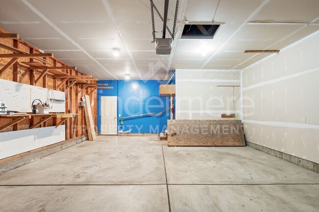 Building Photo - Beautiful 4-Bedroom Home In The South Hill...