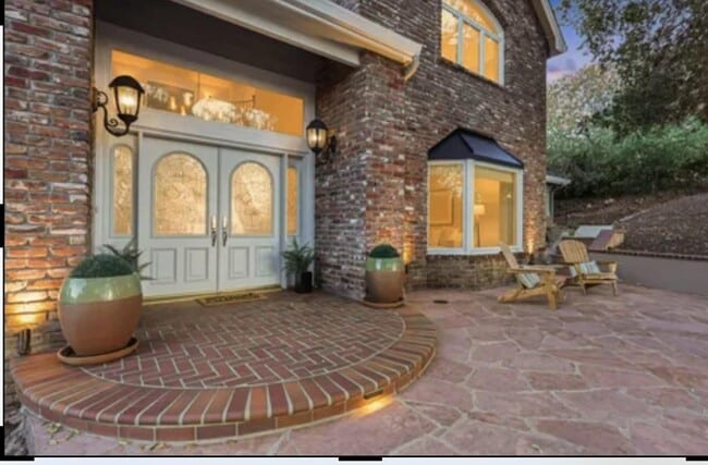 Building Photo - 985 Woodview Pl