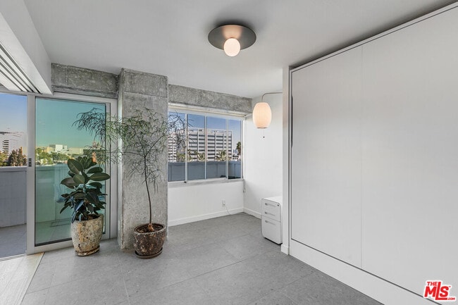 Building Photo - 7135 Hollywood Blvd