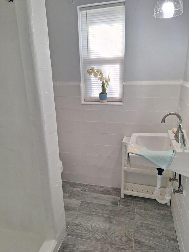 Building Photo - NSB FURNISHED EFFICIENCY UNIT-ALL UTILITIES INCLUDED INCLUDING WI-FI!