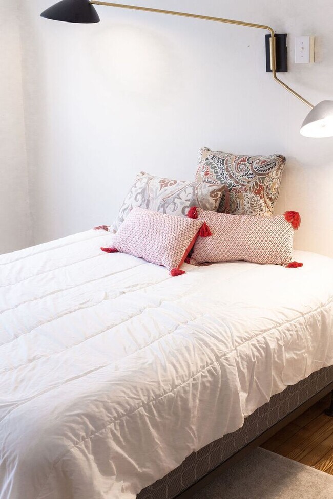 Building Photo - 220 W Chestnut St