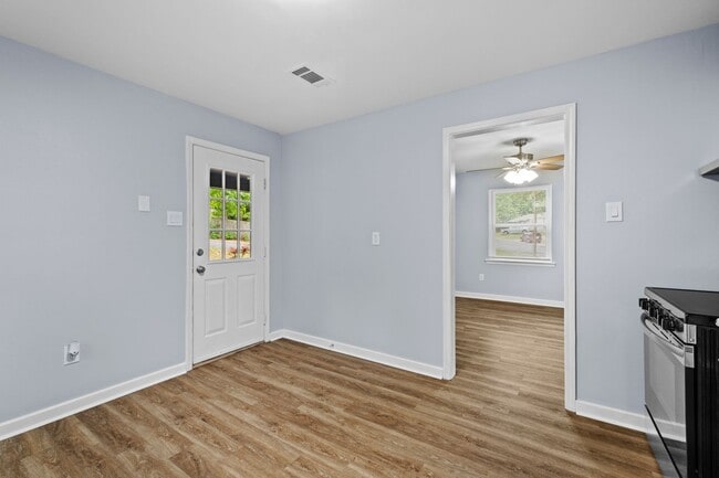Building Photo - 102 Pine Cir