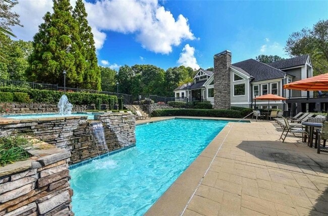 Building Photo - 670 Thornton Rd