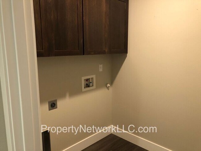 Building Photo - Outstanding Townhouse in Sandy Oregon