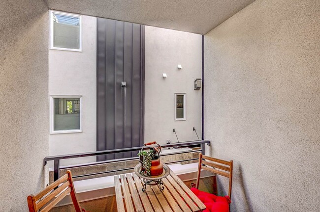 Building Photo - $3,495 = 2 Bed, 2 Bath Townhome in Denver ...