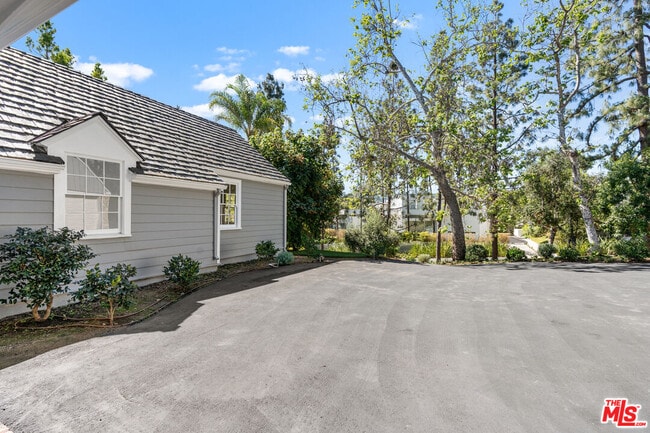 Building Photo - 926 N Alpine Dr