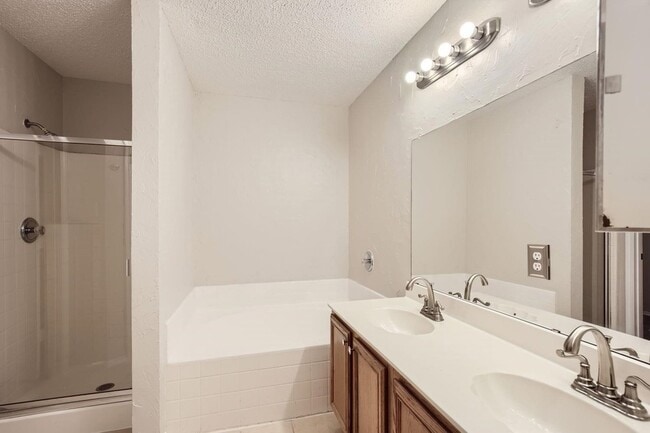 Building Photo - 1433 Glenwick Dr