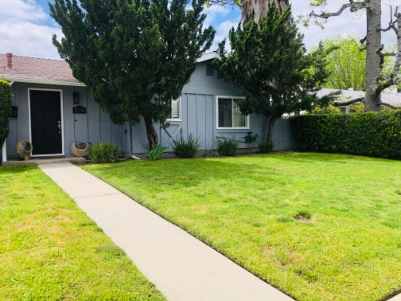 Building Photo - 23330 Victory Blvd