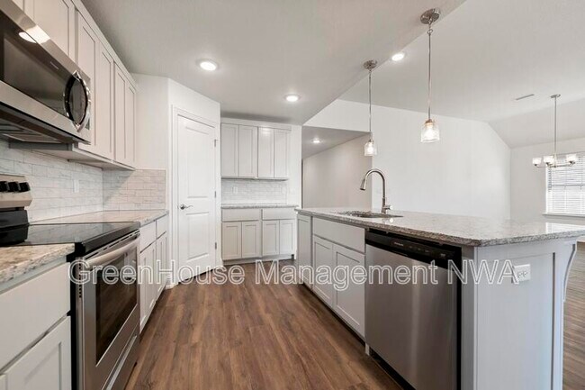 Building Photo - 710 W Jillian St