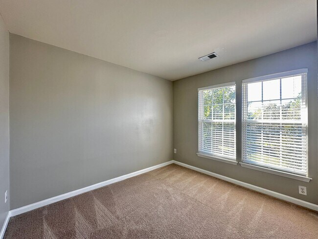 Building Photo - Beautiful 3 Bed 2.5 Bath Townhome Minutes from Cool Springs