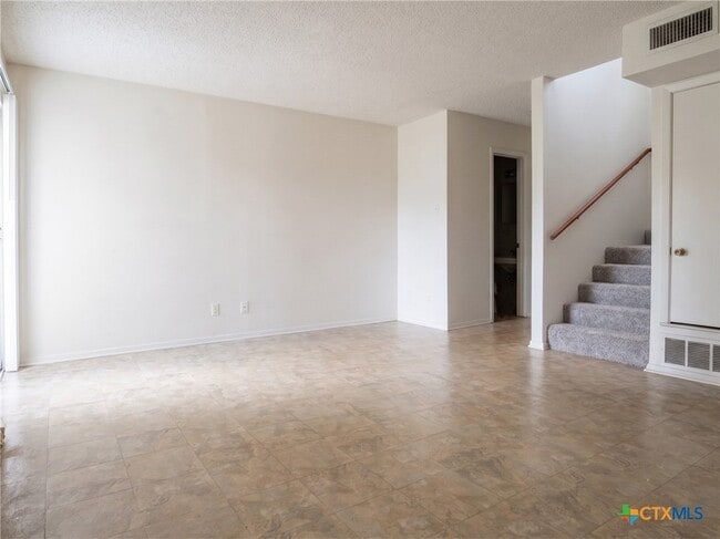 Building Photo - 2210 Cascade Dr