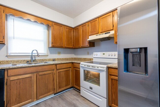 Building Photo - 3 story 2 bed 1.5 bath condo with large ga...