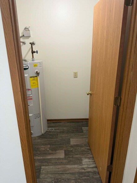 Building Photo - 700 Meadow Ln