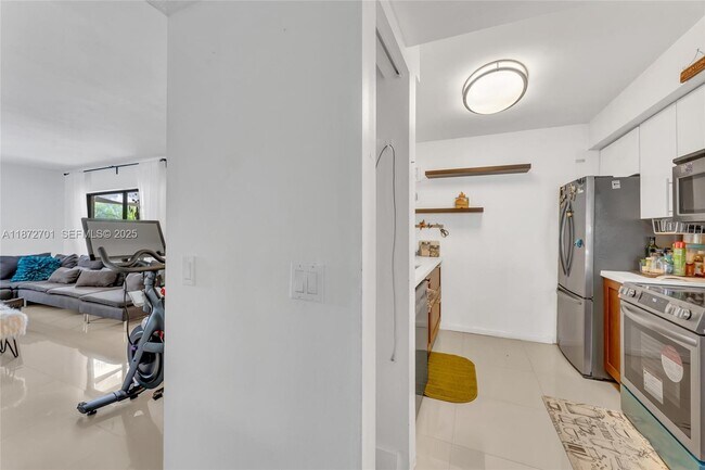 Building Photo - 20170 NE 3rd Ct