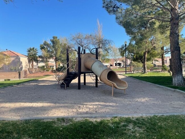 Building Photo - Carry Over Showing: This property has been shown before and will be rented to the first most qual...