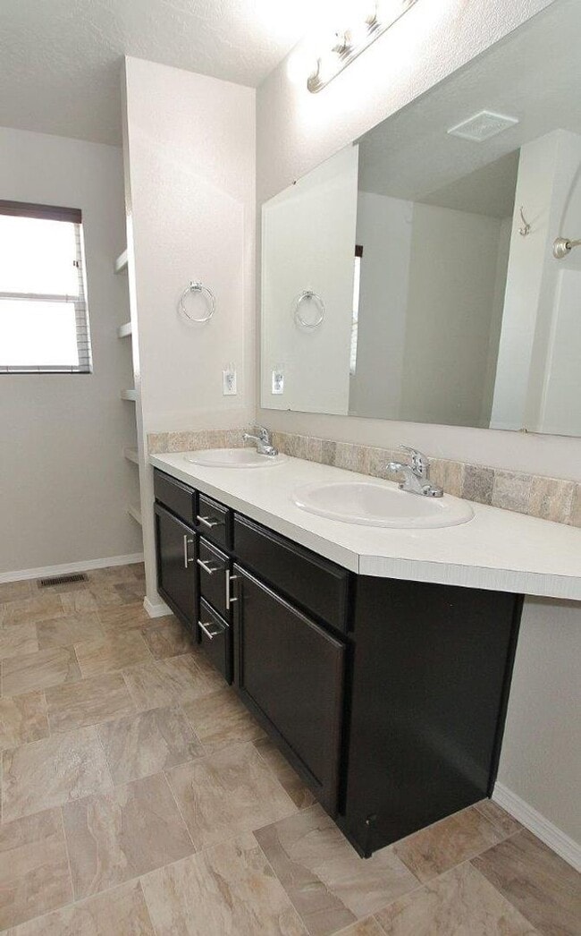 Building Photo - Clean Single-Level Home