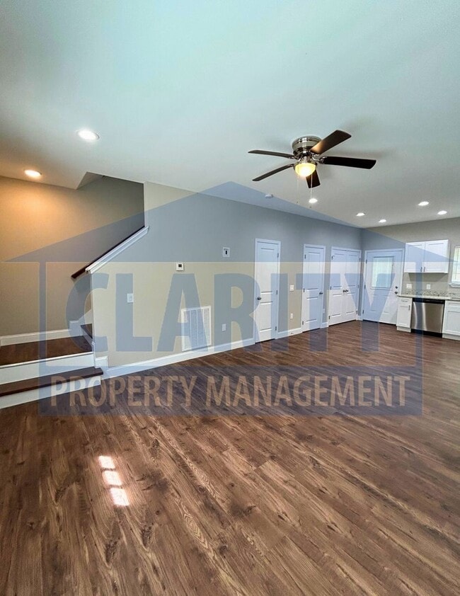 Building Photo - Two-bedroom Townhome!