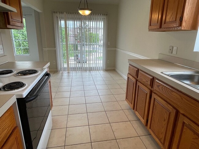 Building Photo - Shelby Twp 2-bedroom, 2-bath condo-style w...