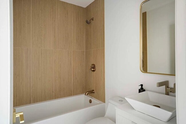 Building Photo - 98 Bennington St