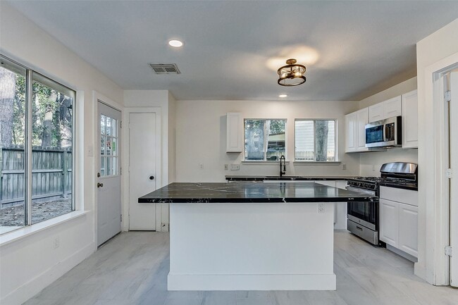 Building Photo - 21892 Silver Oak Ct